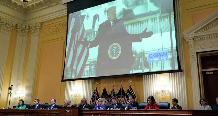 Se reinician las audiencias: Trump de nuevo en el banquillo de los acusados