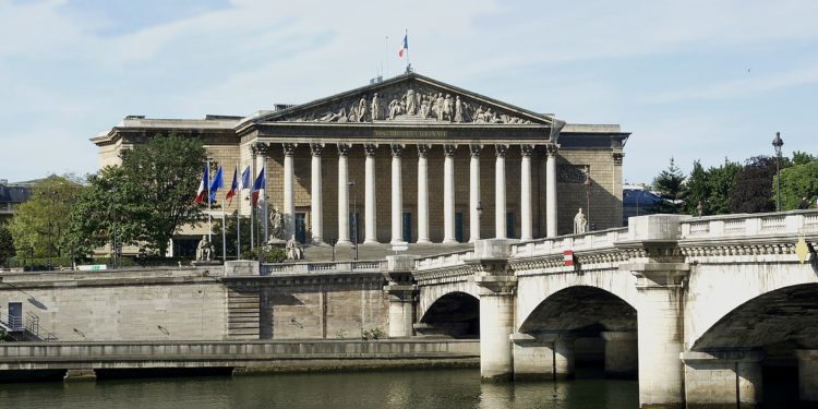 Más allá de la noticia: Elecciones parlamentarias consolidan transformación de la política francesa