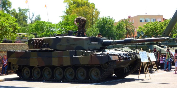 España enviaría carros de combate y misiles antiaéreos a Ucrania