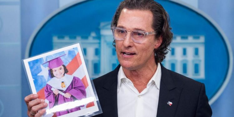 En la Casa Blanca, el actor Matthew McConaughey lanzó poderoso mensaje sobre la política de armas en EEUU