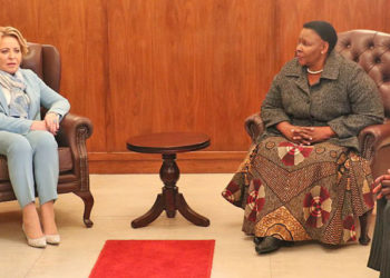 Valentina Ivanovna Matvienko, presidenta del parlamento ruso, de visita en Zimbabue.