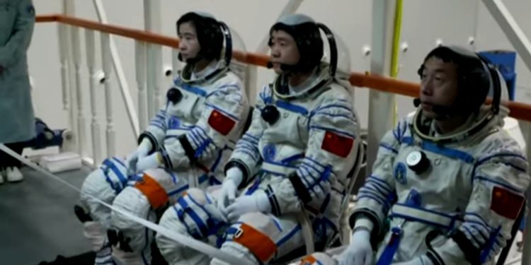 China lanza con éxito nave tripulada hacia estación espacial