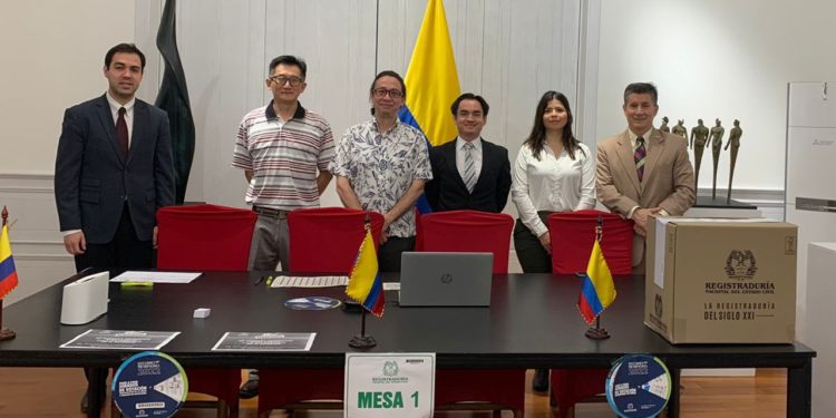 En 67 países, comenzaron las elecciones de segunda vuelta colombiana