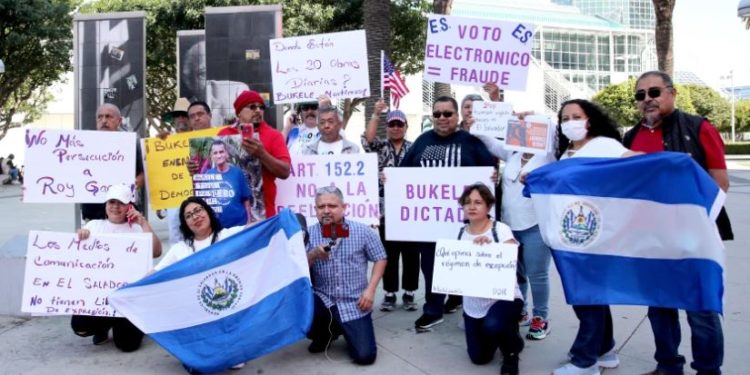 En las calles de Los Ángeles fluyen manifestaciones que gritan: «¡No más dictaduras!»