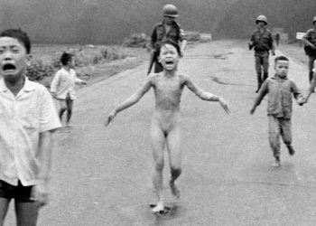 La niña del napalm sigue moviendo las fibras más sensibles de una humanidad que no aprende y sigue alimentando la guerra.