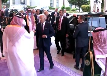 Biden en Arabia Saudita: Con choque de puños comenzó su histórico encuentro