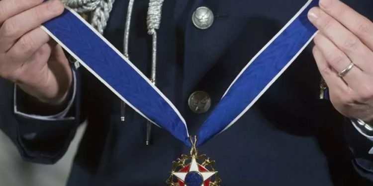 Biden otorga la medalla de La Libertad a Denzel Washington y Simon Biles