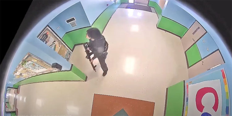 Momento en que el atacante armado entra a la escuela en Uvalde, para acabar con vidas inocentes.