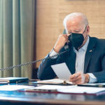 El presidente Biden sigue al frente de sus responsabilidades, pero de forma aislada. Sus síntomas por la Covid son muy leves.
