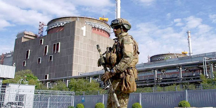 Tropas rusas almacenan armas en la central nuclear, y disparan hacia objetivos civiles desde allí.