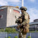 Tropas rusas almacenan armas en la central nuclear, y disparan hacia objetivos civiles desde allí.