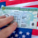 Con el nuevo plan de la USCIS, quienes posean la green card, están más cerca de optar a la ciudadanía.