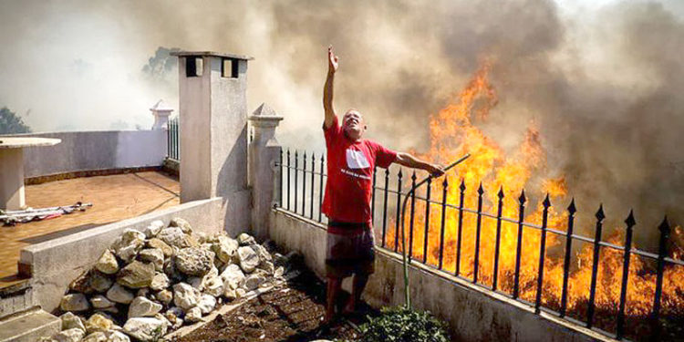 En el sur de Europa, un hombre implora, ante la ola de calor extremo.