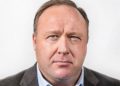 Alex Jones, quien difundió teorías conspirativas sobre el tiroteo en la escuela Sandy Hook,  fue condenado a pagar millones de dólares a los padres