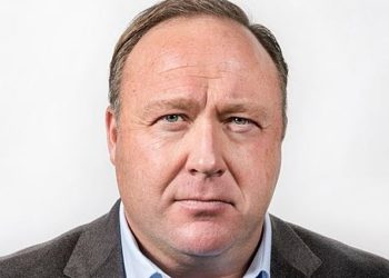 Alex Jones, quien difundió teorías conspirativas sobre el tiroteo en la escuela Sandy Hook, fue condenado a pagar millones de dólares a los padres