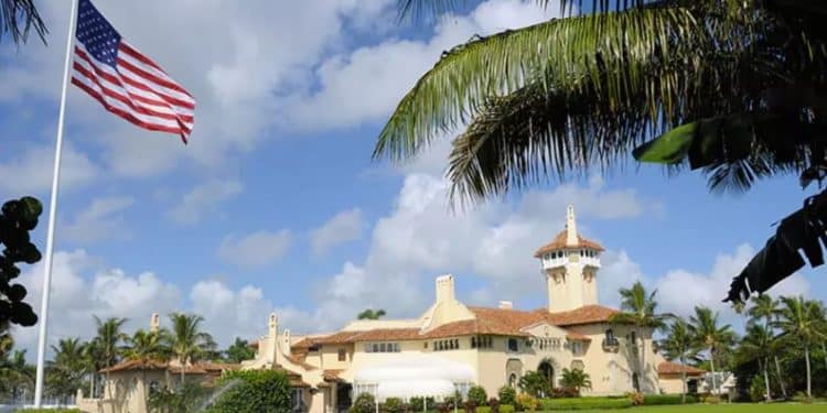 Según NYT, Trump tenía 300 documentos clasificados en Mar-a-Lago