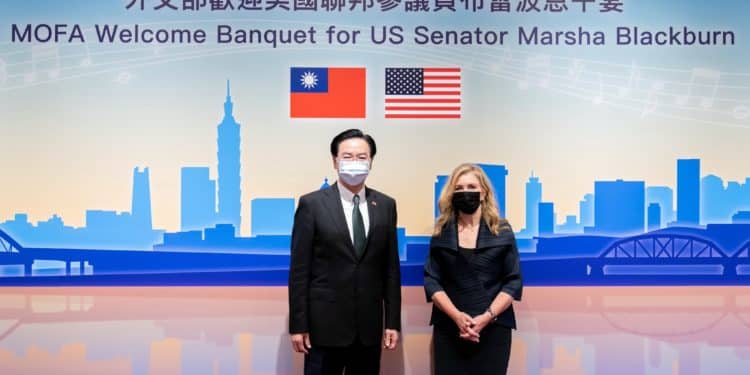 China “Nuevo Eje del Mal” dijo en Taiwán senadora Marsha Blackburn