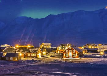 Ny-Ålesund es el asentamiento permanente más septentrional del mundo, situado a unos 1.231 km del Polo Norte.