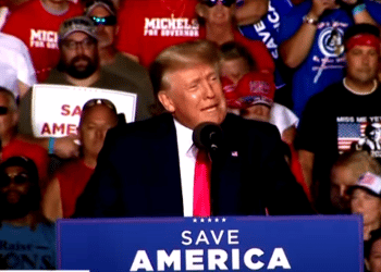Trump pide que se le restituya en la presidencia o que haya elecciones inmediatas