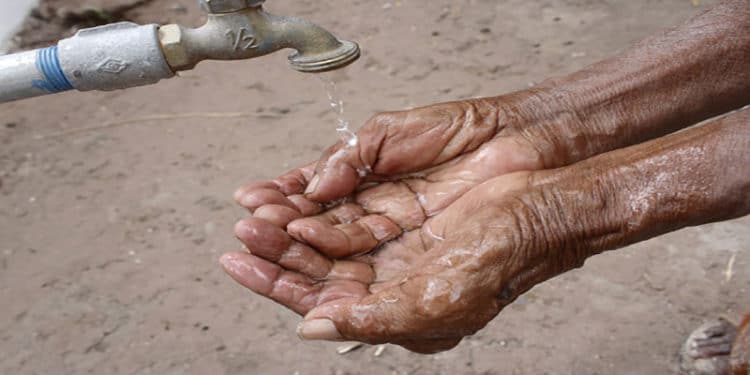 El agua no solo calma la sed. Con ella se genera electricidad.