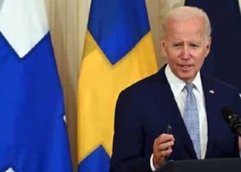 A pesar de subir 3 puntos, popularidad de Biden sigue bajo el agua.