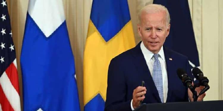 A pesar de subir 3 puntos, popularidad de Biden sigue bajo el agua.