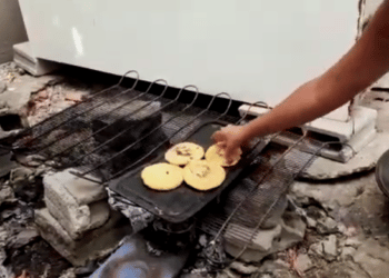 Venezuela: La falta de gas en un país petrolero que obliga a familias a cocinar con leña
