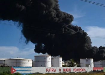 Incendio en Cuba deja más de 70 heridos y 17 bomberos desaparecidos