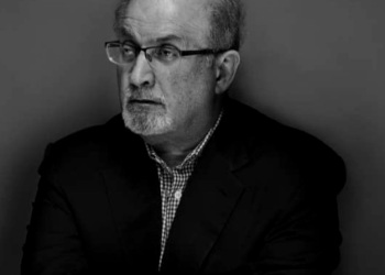 ¡Buena noticia! Salman Rushdie recupera el habla y respira sin ventilación