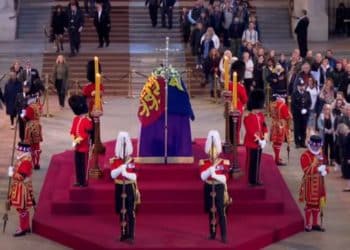 El príncipe William y Harry velan junto al ataúd de la reina con sus otros seis nietos