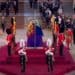 El príncipe William y Harry velan junto al ataúd de la reina con sus otros seis nietos