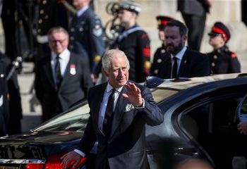 A pocos días del reinado de Carlos III hay conflictos de varios tipos en su equipo