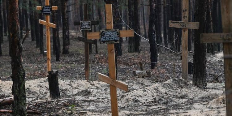 Zelensky denuncia hallazgo de fosas con más de 400 cuerpos en Izium