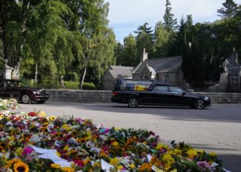 A Edimburgo llega el féretro de la Reina Isabel II