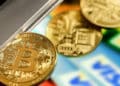 El mayor atractivo de las criptomonedas, es que no están reguladas ni controladas por ninguna institución y no requieren de intermediaros en las transacciones.