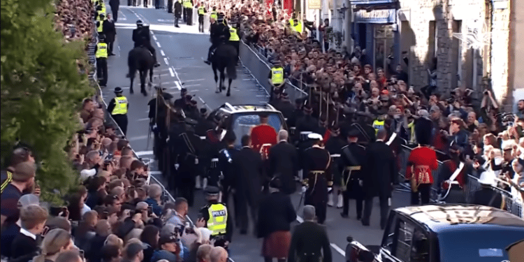 Tensión entre los miembros de la Familia Real en procesión