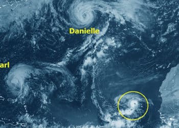 Imagen satelital del huracán Danielle, la tormenta tropical Earl y una tormenta en desarrollo (en el círculo). 