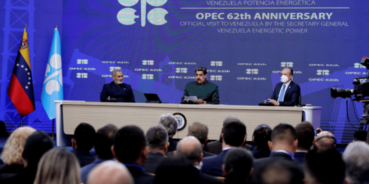 Con una indutria petrolera casi devastada, Maduro afirma que Venezuela puede abastecer el mercado mundial