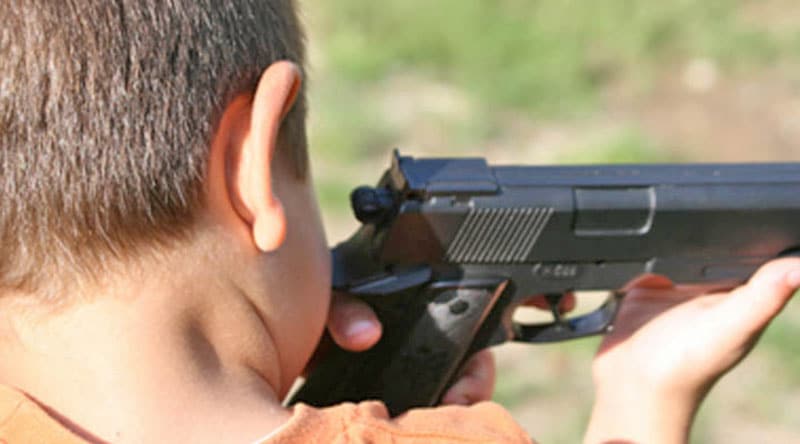 Para un niño las armas de fuego son solo un juguete, pero capaces de cortar vidas inocentes, por el descuido de los adultos.