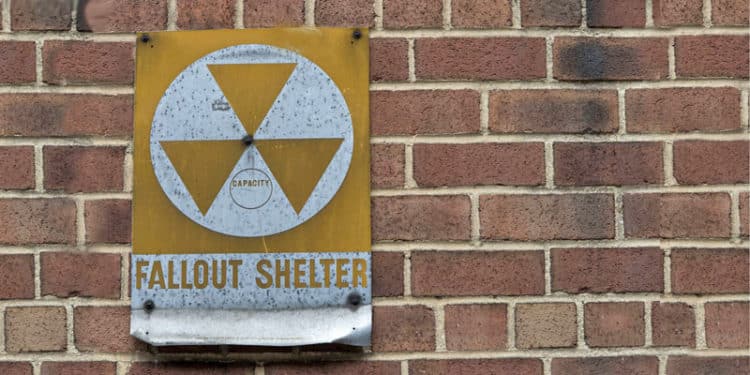 En Washington, en muchas esquinas, hay placas como esta, indicando el lugar de un refugio nuclear.