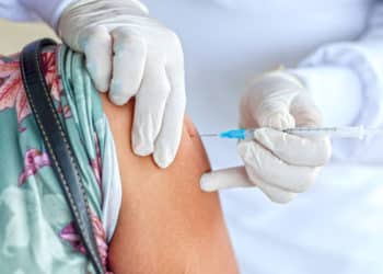 Las vacunas de refuerzo apuntan a la versión original de SARS-CoV-2, así como a la variante Ómicron más nueva. 