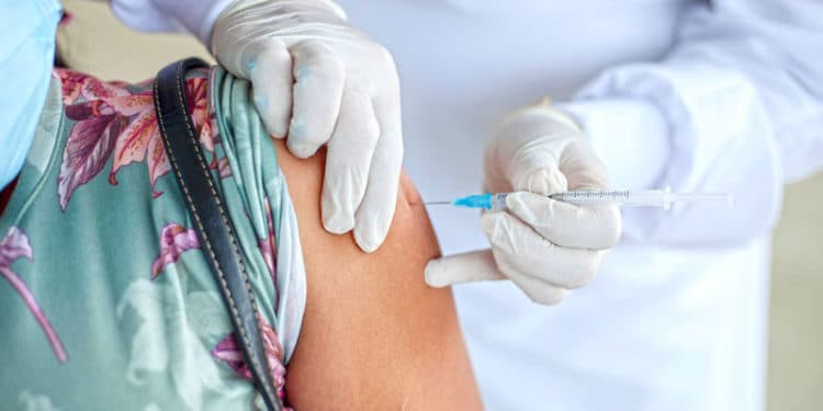 Las vacunas de refuerzo apuntan a la versión original de SARS-CoV-2, así como a la variante Ómicron más nueva.