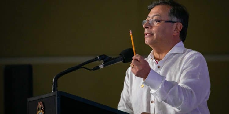 Colombia en Cápsulas: «Se compran lotes de tierra»