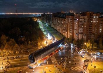 Putin hace desfilar el submarino nuclear Leninsky Komsomol por calles de Rusia