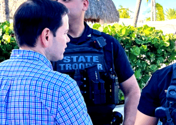 Hombre que vestía propaganda de De Santis y Marco Rubio fue brutalmente golpeado en Hialeah
