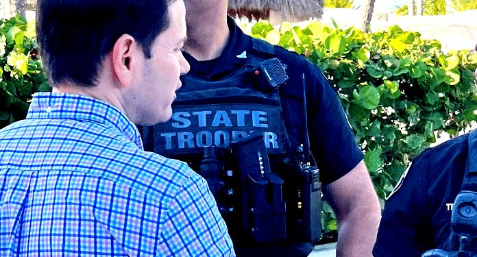 Hombre que vestía propaganda de De Santis y Marco Rubio fue brutalmente golpeado en Hialeah
