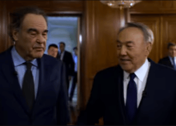 Exlíder de Kazajistán pagó a Oliver Stone para que le hiciera un documental