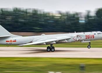 El bombardero H-6K, está equipado con lo drones LJ-1, que pueden ser descargados en pleno vuelo.
