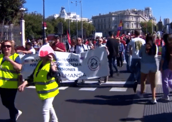 Miles de personas protestan en Madrid por pensiones y salarios «dignos»