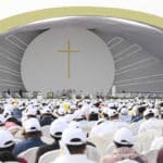 La multitudinaria misa ofrecida por el papa Francisco en Baréin, contó con la participación de 30 mil feligreses.